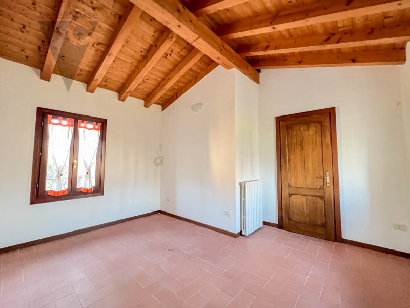 Proponiamo in vendita a Piove di Sacco una prestigiosa villa veneta del XV secolo, sapientemente ...