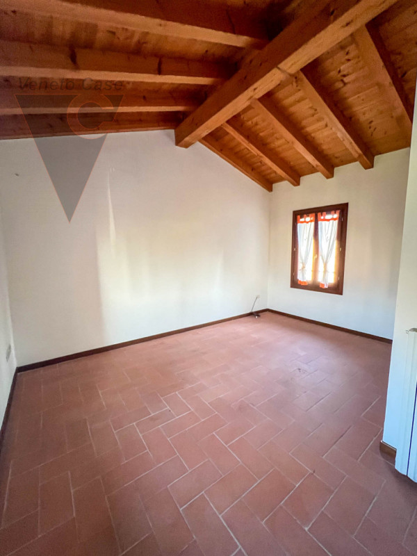 Proponiamo in vendita a Piove di Sacco una prestigiosa villa veneta del XV secolo, sapientemente ...