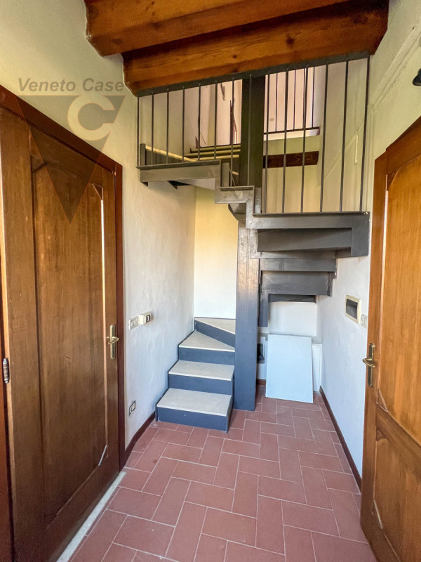 Proponiamo in vendita a Piove di Sacco una prestigiosa villa veneta del XV secolo, sapientemente ...