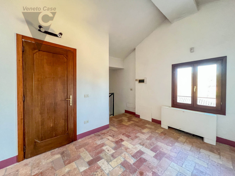 Proponiamo in vendita a Piove di Sacco una prestigiosa villa veneta del XV secolo, sapientemente ...
