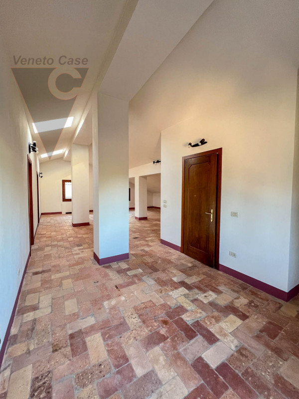Proponiamo in vendita a Piove di Sacco una prestigiosa villa veneta del XV secolo, sapientemente ...