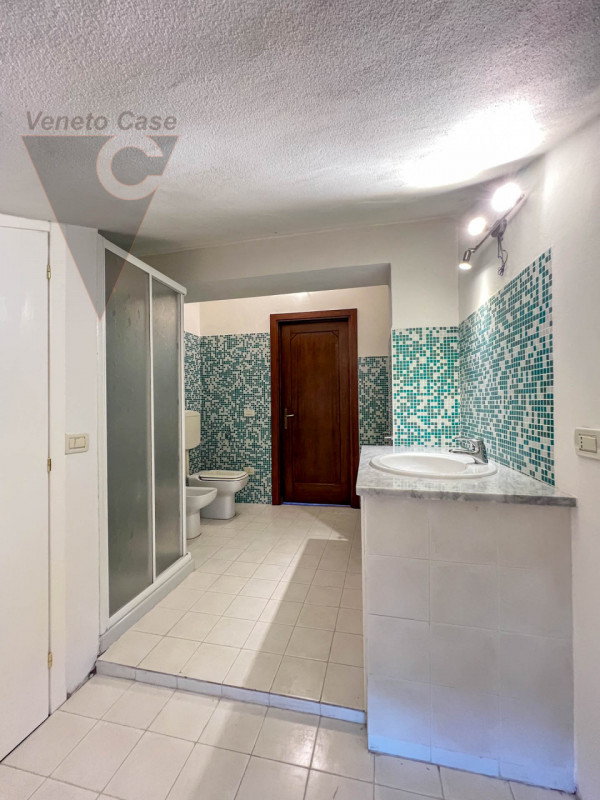 Proponiamo in vendita a Piove di Sacco una prestigiosa villa veneta del XV secolo, sapientemente ...