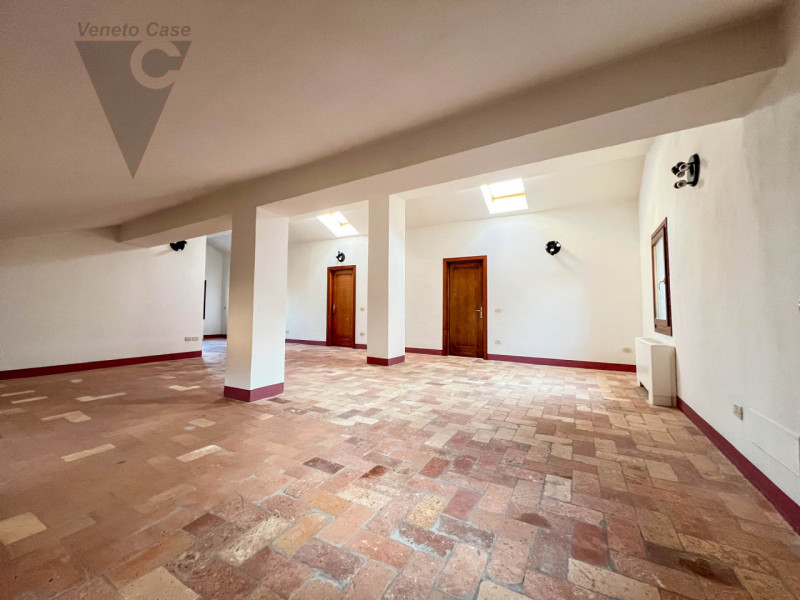 Proponiamo in vendita a Piove di Sacco una prestigiosa villa veneta del XV secolo, sapientemente ...