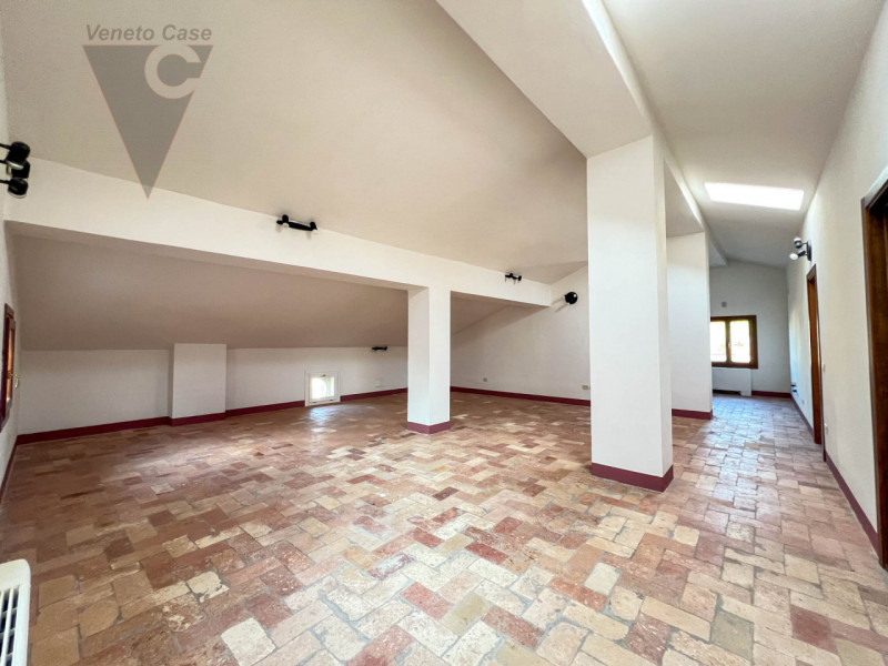 Proponiamo in vendita a Piove di Sacco una prestigiosa villa veneta del XV secolo, sapientemente ...