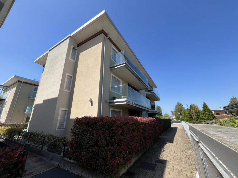 COSTABISSARA

Inserito in un quartiere residenziale tranquillo e ben abitato, comodo a tutti i pr...