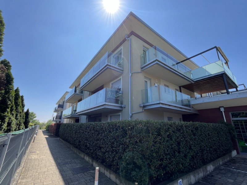 COSTABISSARA

Inserito in un quartiere residenziale tranquillo e ben abitato, comodo a tutti i pr...