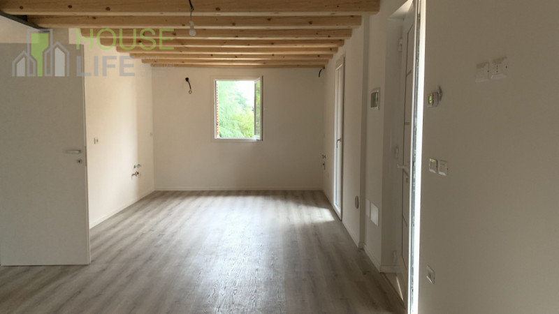 SCHIO-CENTRO: In contesto di sole tre unità di nuova ristrutturazione integrale, luminoso e spazi...