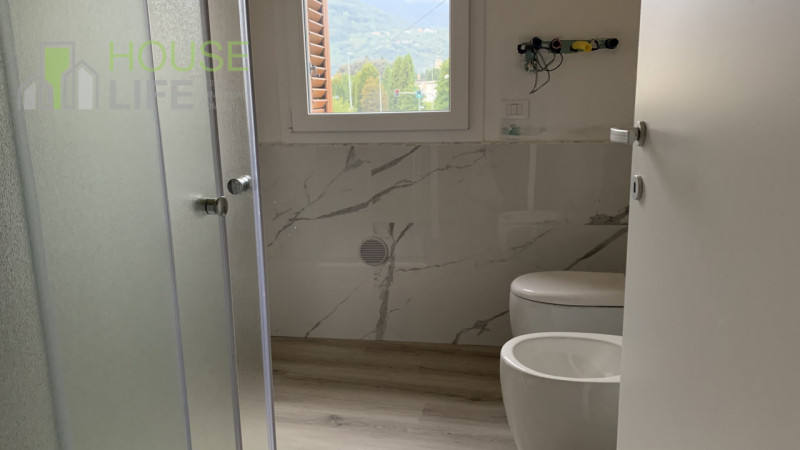 SCHIO-CENTRO: In contesto di sole tre unità di nuova ristrutturazione integrale, luminoso e spazi...