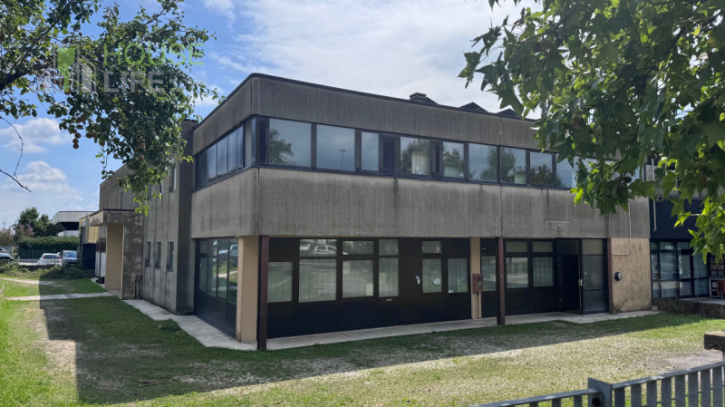 SCHIO - ZONA INDUSTRIALE: CAPANNONE COMMERCIALE DI TESTA CON AREA ESTERNA. Posto nella zona artig...