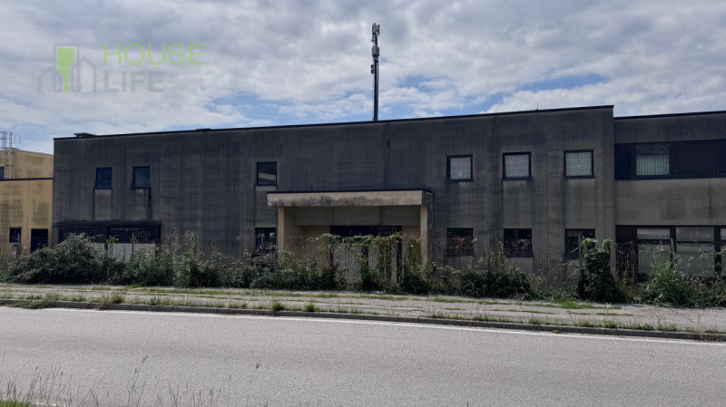 SCHIO - ZONA INDUSTRIALE: CAPANNONE COMMERCIALE DI TESTA CON AREA ESTERNA. Posto nella zona artig...