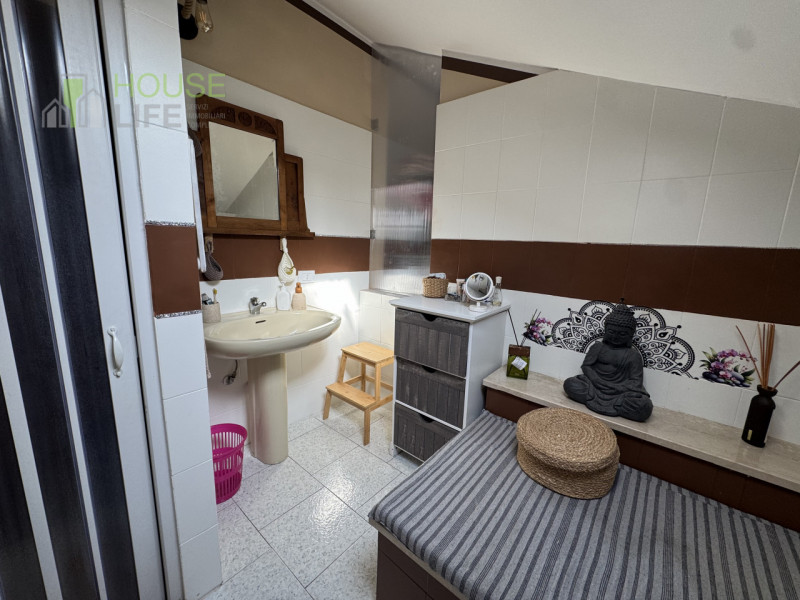 Torrebelvicino: Proponiamo in vendita un accogliente appartamento trilocale mansardato di circa 6...