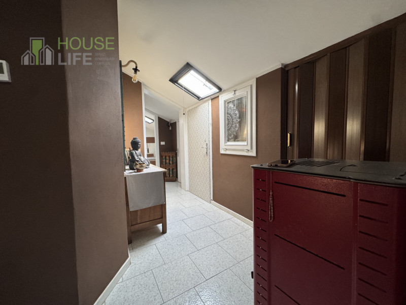 Torrebelvicino: Proponiamo in vendita un accogliente appartamento trilocale mansardato di circa 6...