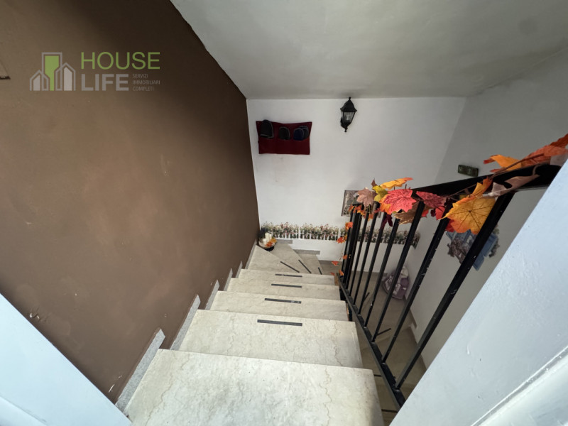 TORREBELVICINO: APPARTAMENTO TRILOCALE MANSARDATO posto al secondo piano composto da zona giorno ...