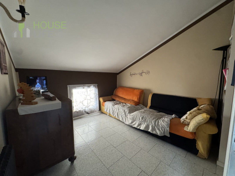 Torrebelvicino: Proponiamo in vendita un accogliente appartamento trilocale mansardato di circa 6...