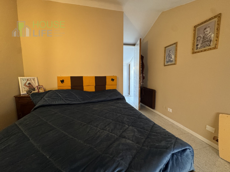 Torrebelvicino: Proponiamo in vendita un accogliente appartamento trilocale mansardato di circa 6...