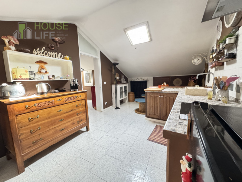 Torrebelvicino: Proponiamo in vendita un accogliente appartamento trilocale mansardato di circa 6...