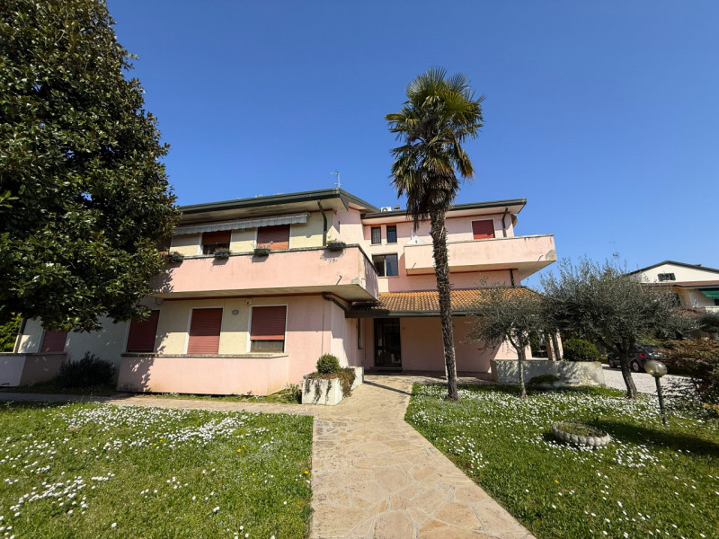 Nel cuore del quartiere residenziale di Ferri, ad Albignasego, proponiamo in vendita un ampio app...