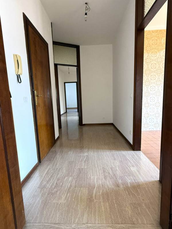 Nel cuore del quartiere residenziale di Ferri, ad Albignasego, proponiamo in vendita un ampio app...