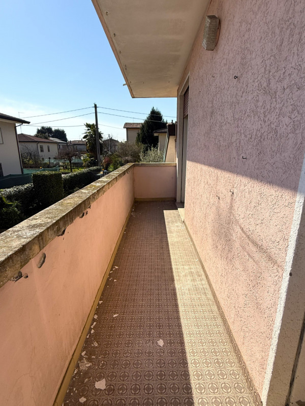 Nel cuore del quartiere residenziale di Ferri, ad Albignasego, proponiamo in vendita un ampio app...