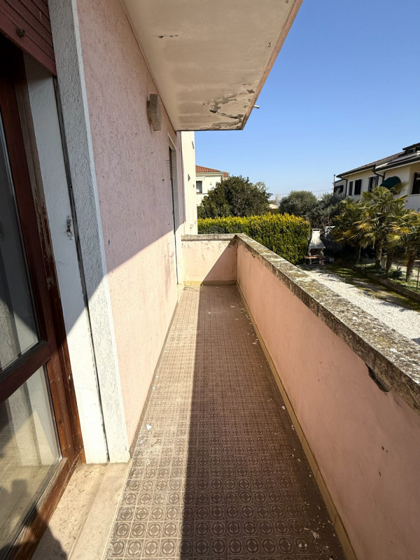 Nel cuore del quartiere residenziale di Ferri, ad Albignasego, proponiamo in vendita un ampio app...