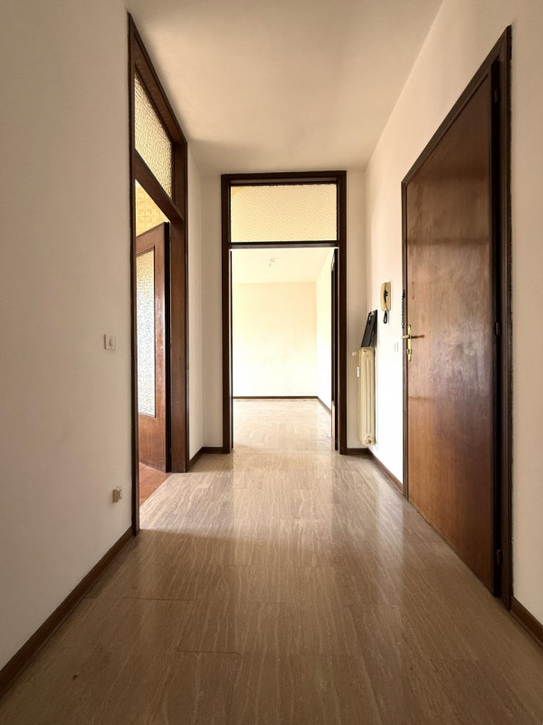 Nel cuore del quartiere residenziale di Ferri, ad Albignasego, proponiamo in vendita un ampio app...