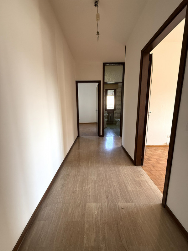 Nel cuore del quartiere residenziale di Ferri, ad Albignasego, proponiamo in vendita un ampio app...