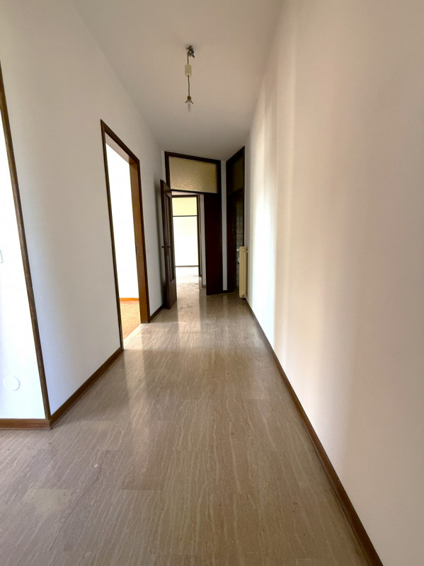 Nel cuore del quartiere residenziale di Ferri, ad Albignasego, proponiamo in vendita un ampio app...