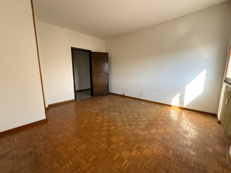 Nel cuore del quartiere residenziale di Ferri, ad Albignasego, proponiamo in vendita un ampio app...