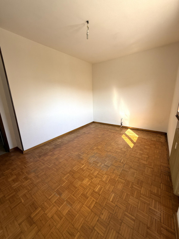 Nel cuore del quartiere residenziale di Ferri, ad Albignasego, proponiamo in vendita un ampio app...