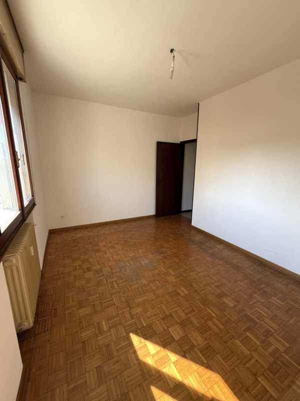 Nel cuore del quartiere residenziale di Ferri, ad Albignasego, proponiamo in vendita un ampio app...