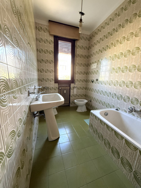 Nel cuore del quartiere residenziale di Ferri, ad Albignasego, proponiamo in vendita un ampio app...