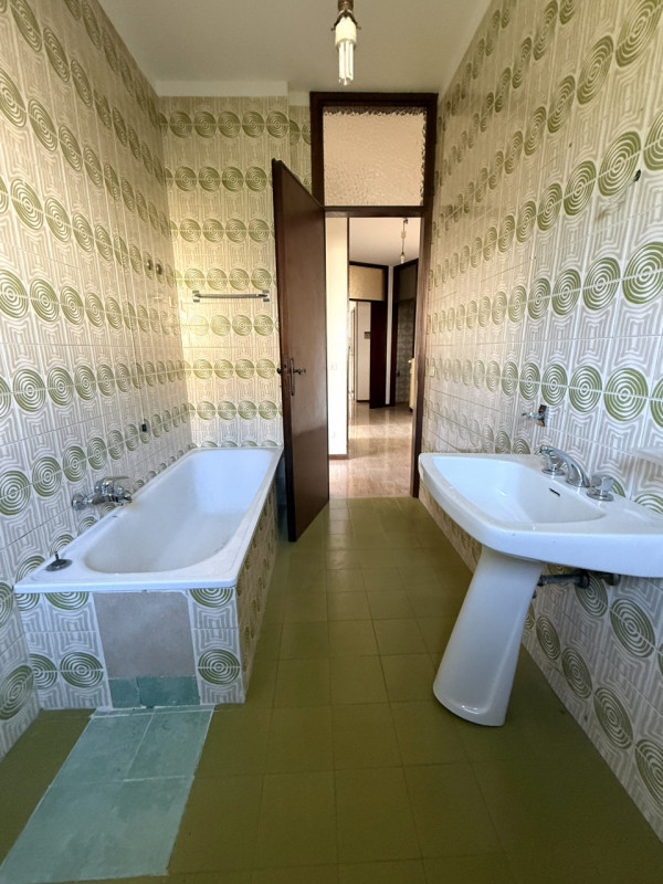 Nel cuore del quartiere residenziale di Ferri, ad Albignasego, proponiamo in vendita un ampio app...