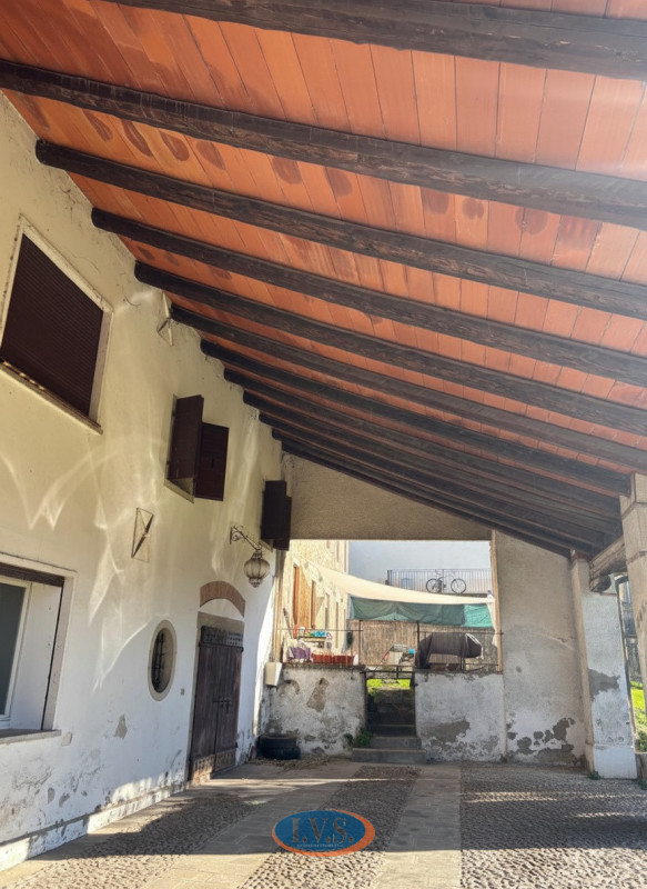 Proponiamo in vendita, nel cuore del comune di Vò, caratteristico rustico di campagna dalle gener...