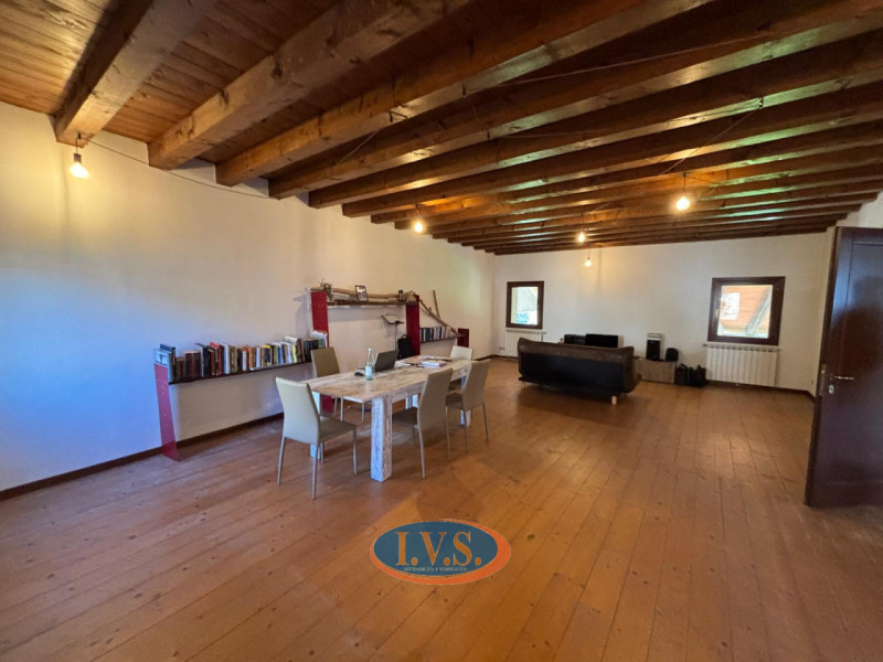 Proponiamo in vendita, nel cuore del comune di Vò, caratteristico rustico di campagna dalle gener...