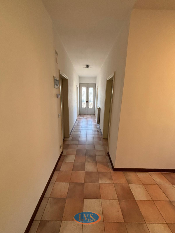 Proponiamo in vendita, nel cuore del comune di Vò, caratteristico rustico di campagna dalle gener...