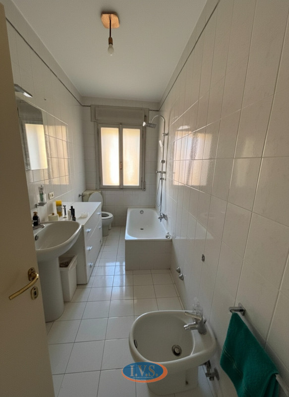 Proponiamo in vendita, nel cuore del comune di Vò, caratteristico rustico di campagna dalle gener...