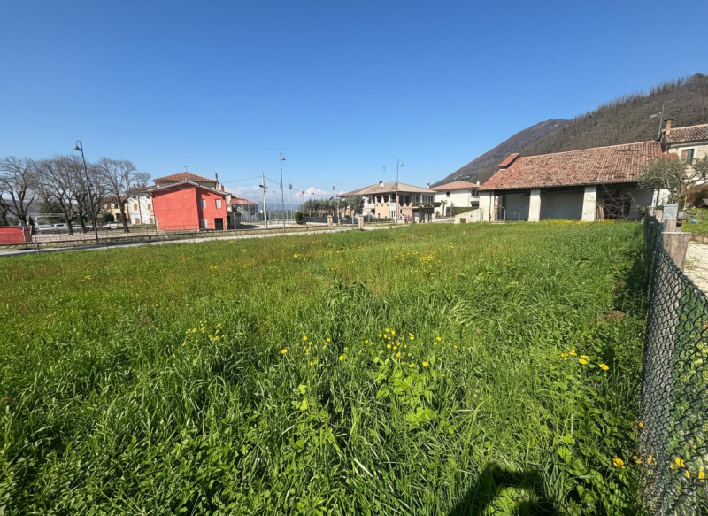 Proponiamo in vendita, nel cuore del comune di Vò, caratteristico rustico di campagna dalle gener...