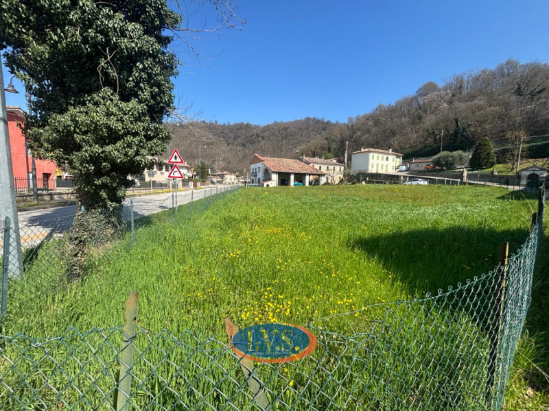 Proponiamo in vendita, nel cuore del comune di Vò, caratteristico rustico di campagna dalle gener...