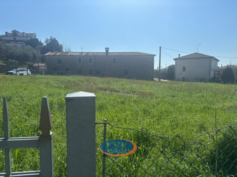 Proponiamo in vendita, nel cuore del comune di Vò, caratteristico rustico di campagna dalle gener...