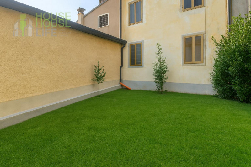 PIOVENE ROCCHETTE-CENTRO: posizionata all'interno di una corte del centro paese, CASA A SCHIERA d...