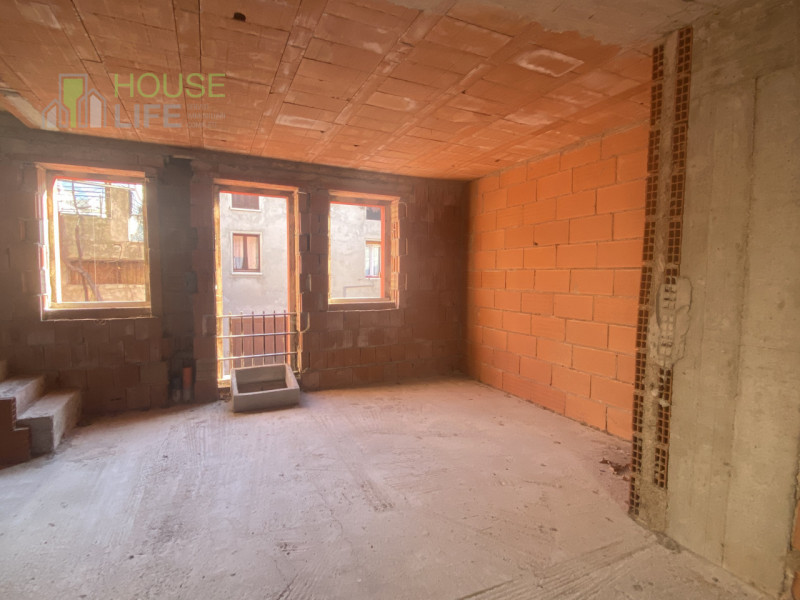 PIOVENE ROCCHETTE-CENTRO: posizionata all'interno di una corte del centro paese, CASA A SCHIERA d...