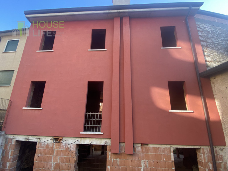 PIOVENE ROCCHETTE-CENTRO: posizionata all'interno di una corte del centro paese, CASA A SCHIERA d...