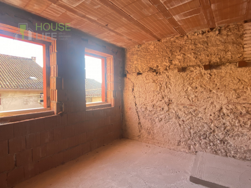 PIOVENE ROCCHETTE-CENTRO: posizionata all'interno di una corte del centro storico, CASA A SCHIERA...