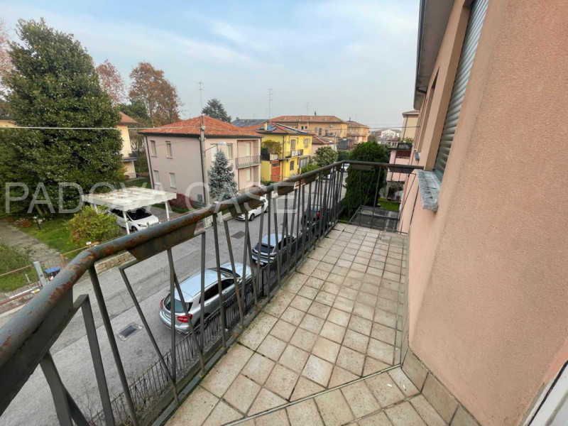 Scopri questo splendido appartamento di 150 mq situato all'ultimo piano di una quadrifamiliare ne...