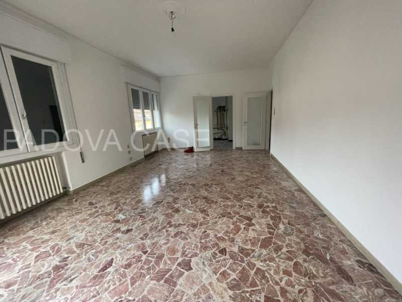 Scopri questo splendido appartamento di 150 mq situato all'ultimo piano di una quadrifamiliare ne...