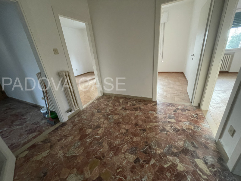 Scopri questo splendido appartamento di 150 mq situato all'ultimo piano di una quadrifamiliare ne...