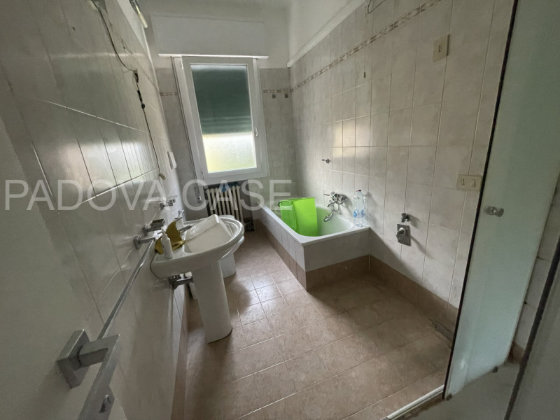 Scopri questo splendido appartamento di 150 mq situato all'ultimo piano di una quadrifamiliare ne...