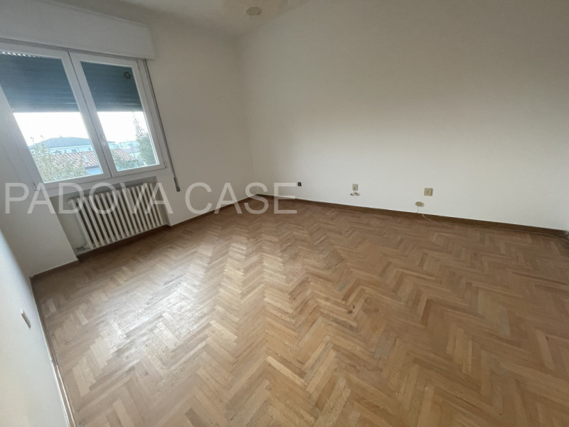 Scopri questo splendido appartamento di 150 mq situato all'ultimo piano di una quadrifamiliare ne...