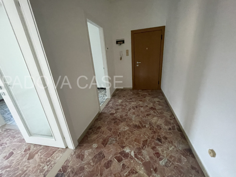 Scopri questo splendido appartamento di 150 mq situato all'ultimo piano di una quadrifamiliare ne...