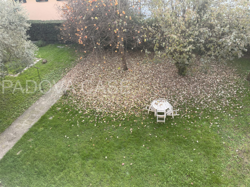 Scopri questo splendido appartamento di 150 mq situato all'ultimo piano di una quadrifamiliare ne...